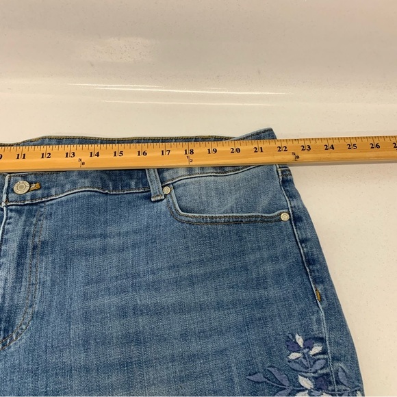 Talbots Flawless Jeans Woman 22W Girlfriend Embroidery Floral Pockets Casual - Picture 12 of 12